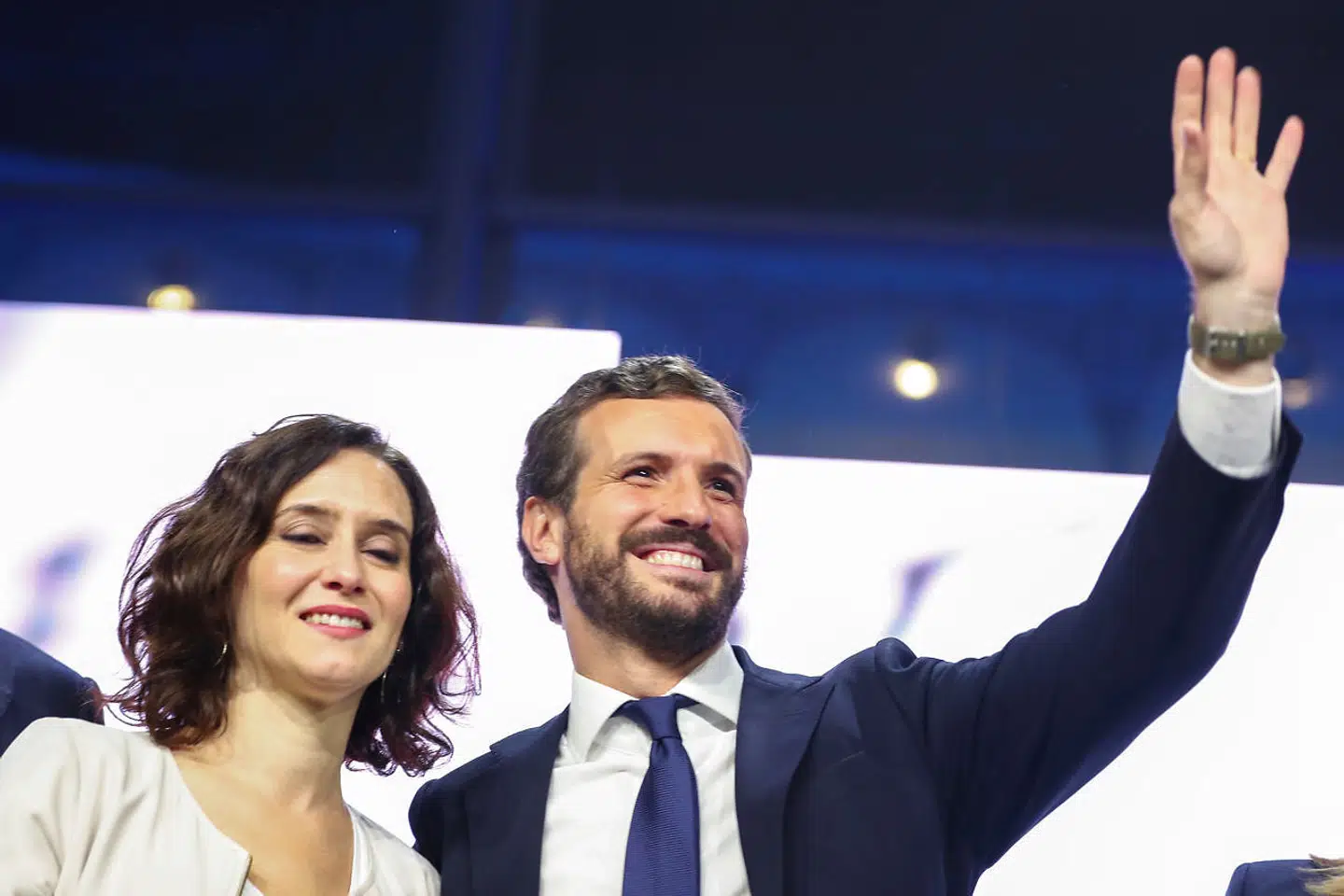 Ifølge den konservative leder Pablo Casado, her sammen med Isabel Díaz Ayuso under et valgmøde sidste år, er målet med regeringens indgreb mod Madrid – og andre byer i samme vanskelige situation – at »skade« hans Partido Popular.