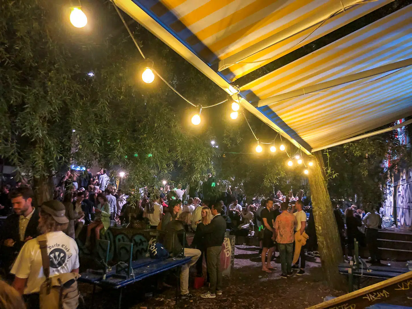 »Jeg kunne være tilbøjelig til at mene, at der blandt de 1.000, der siger, at de ikke har en formodning om det, er nogen, der skammer sig over at have været til en fest eller andet,« siger speciallæge i infektionssygdomme ved Aarhus Universitetshospital, Christian Wejse.