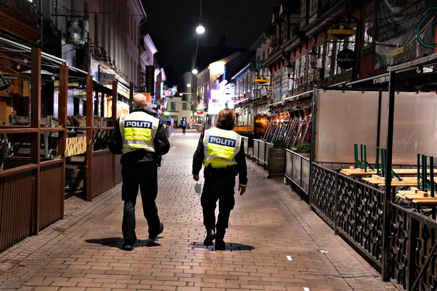Det er fortsat forbudt at opholde sig i Jomfru Ane Gade i Aalborg.