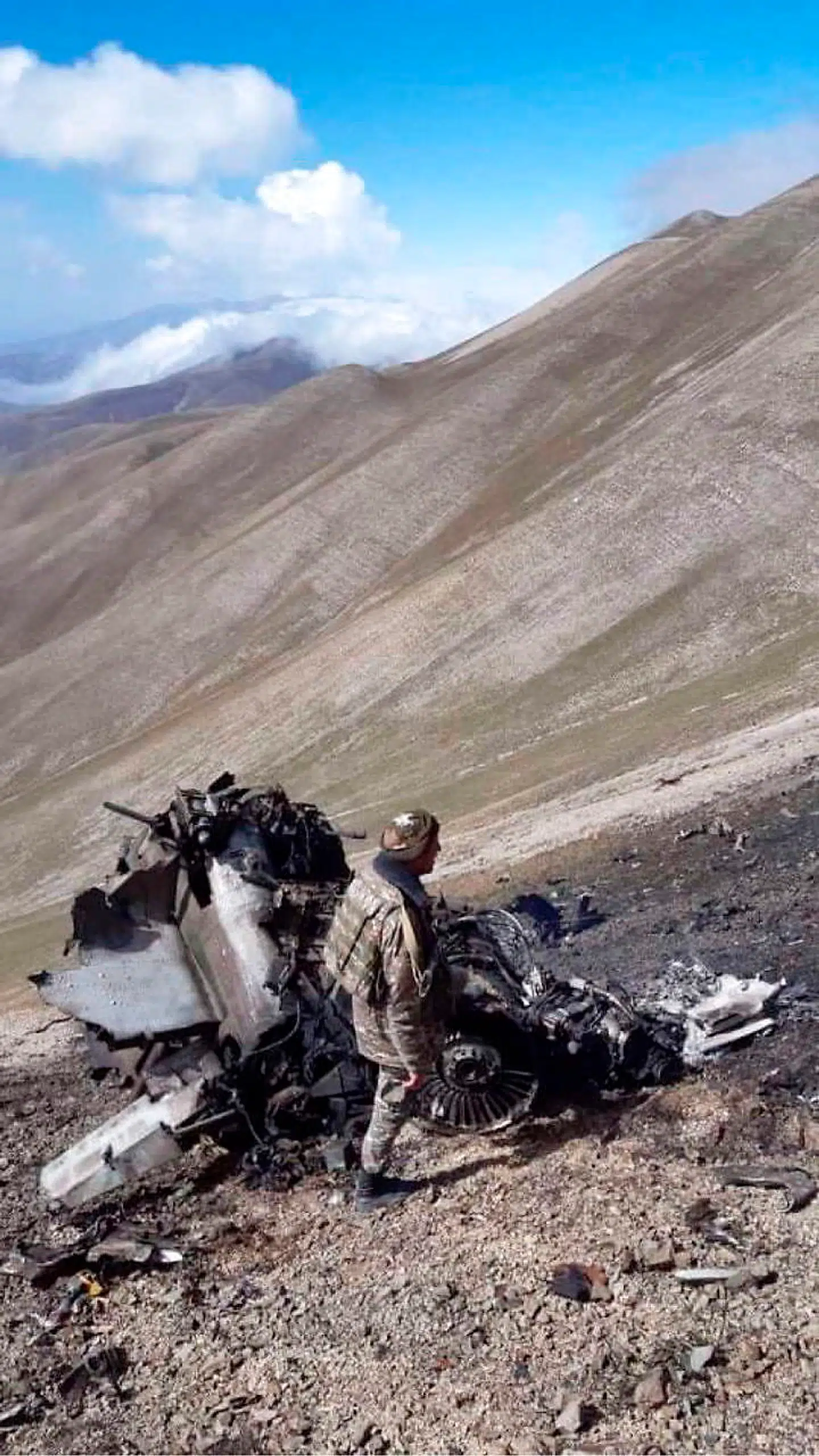 Armenien påstår, at et af deres SU-25 kampfly tirsdag blev skudt ned over Nagorno-Karabakh, og at et tyrkisk F-16 fly skulle stå bag. Det sidste har ikke kunnet bekræftes af andre kilder.