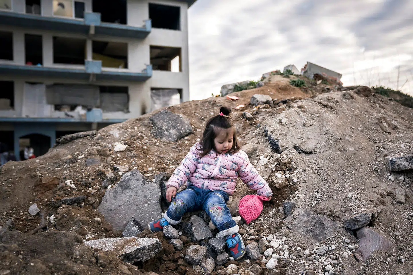 »For regeringen er det en kerneprioritet at hjælpe de syriske flygtninge i deres nærområder. Alene i 2020 beløber det danske bidrag til Syrien-krisen sig til 705 millioner kroner. Det er der grund til at være stolt af,« skriver Rasmus Prehn.