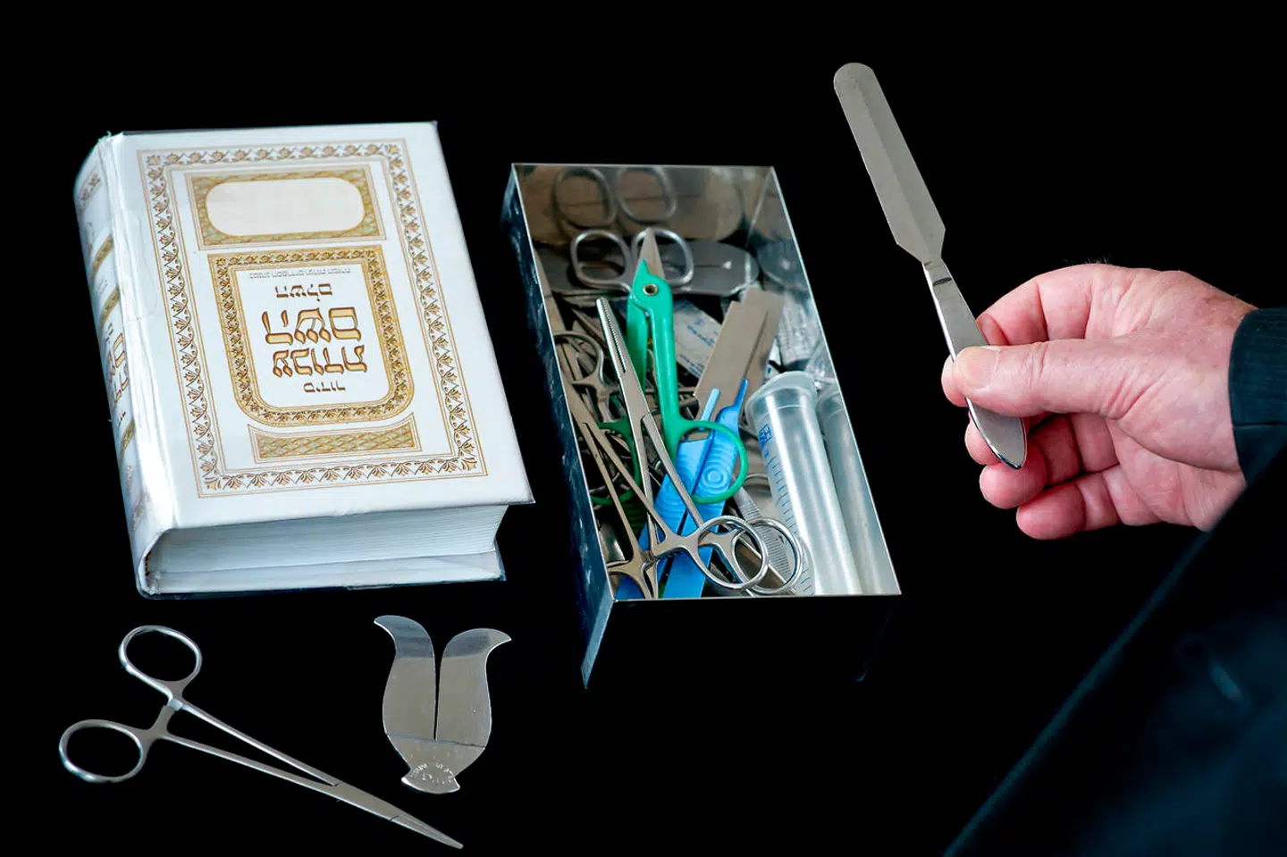 »Selve indgrebet varer få sekunder. På intet tidspunkt lider barnet efter min vurdering overlast, og den smerte, der tales så meget om, er hurtigt overstået bl.a. som følge af lokalbedøvende salve,« skriver Freddy M. Vainer.