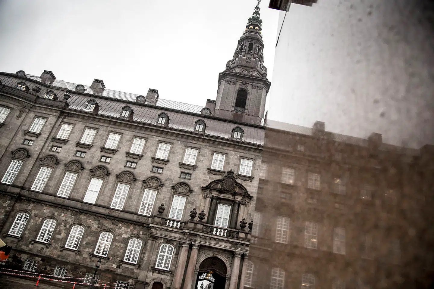 Venstres tidligere spindoktor kender Christiansborg og dens politikere indefra. Nu skal han analysere dem udefra.