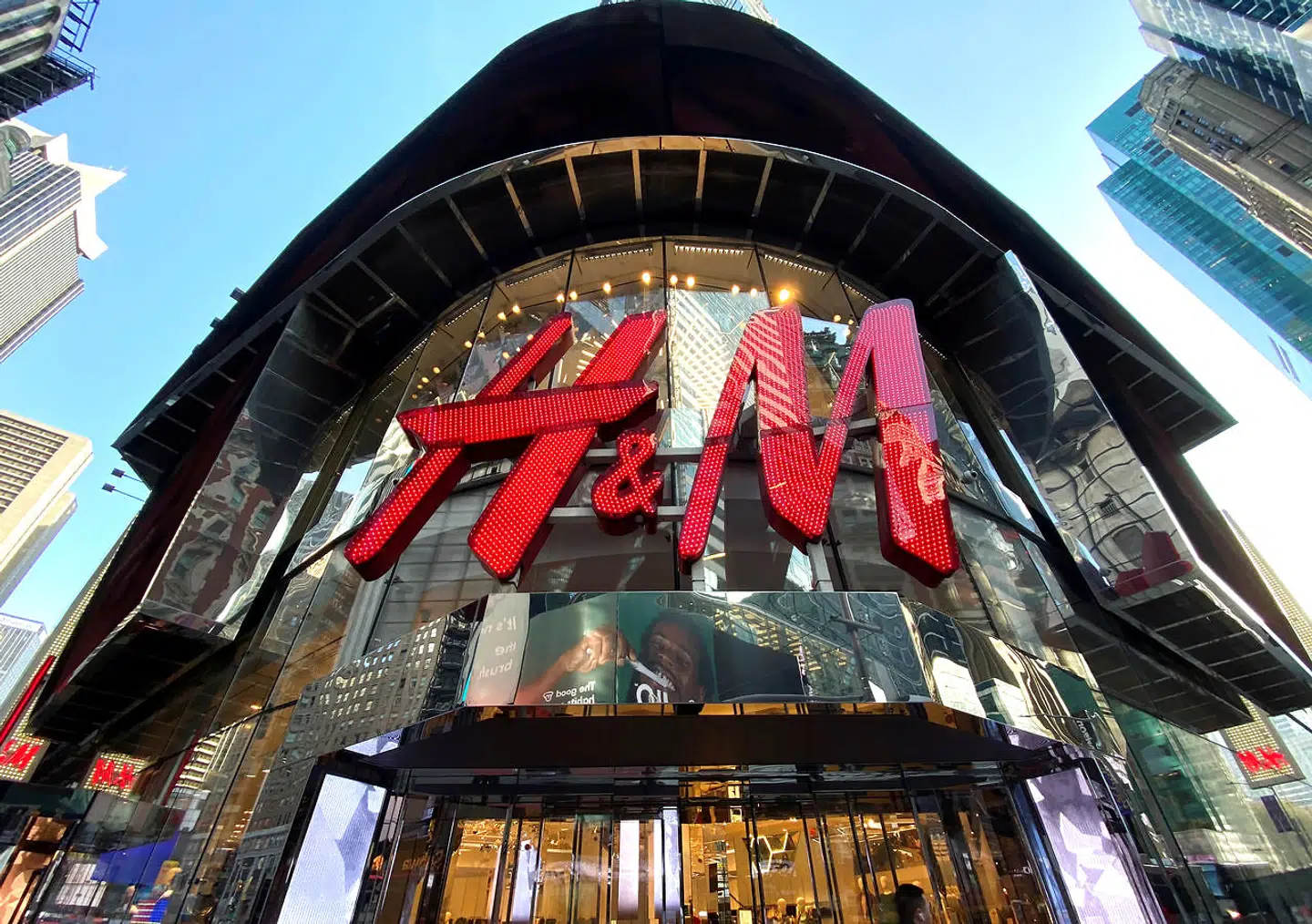 ARKIVFOTO: Trods de hårde tider er der i H&M et overskud for de tre sommermåneder svarende til 1,6 milliarder danske kroner.