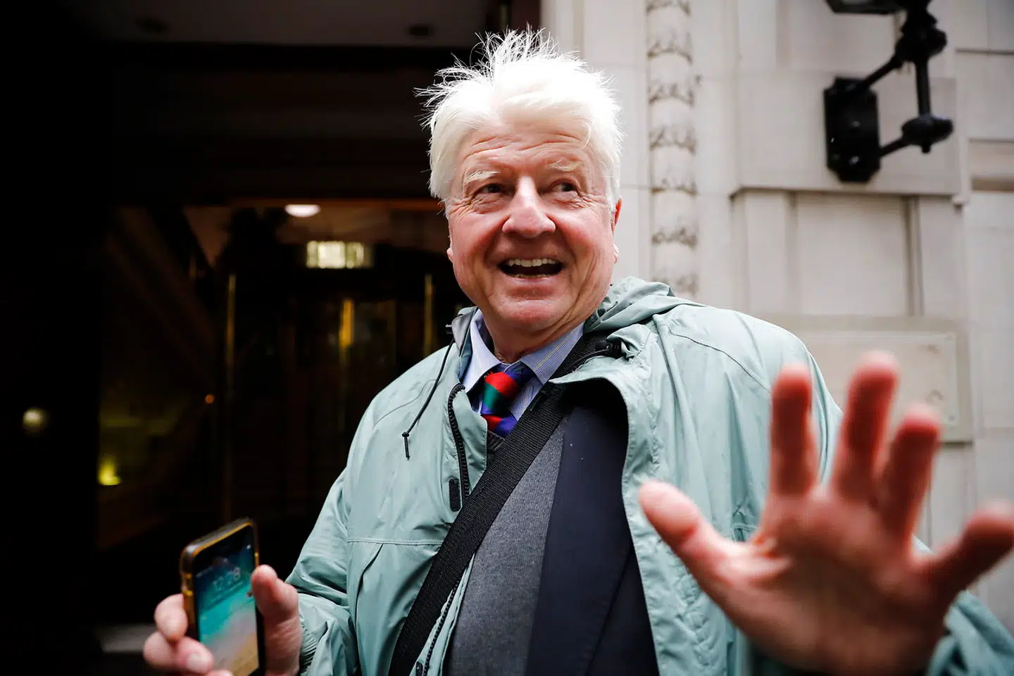 I marts, da nedlukningen skulle til at begynde, kom Stanley Johnson i fokus ved at sige, at han da i hvert fald ville gå ned på pubben efter en pint alligevel.