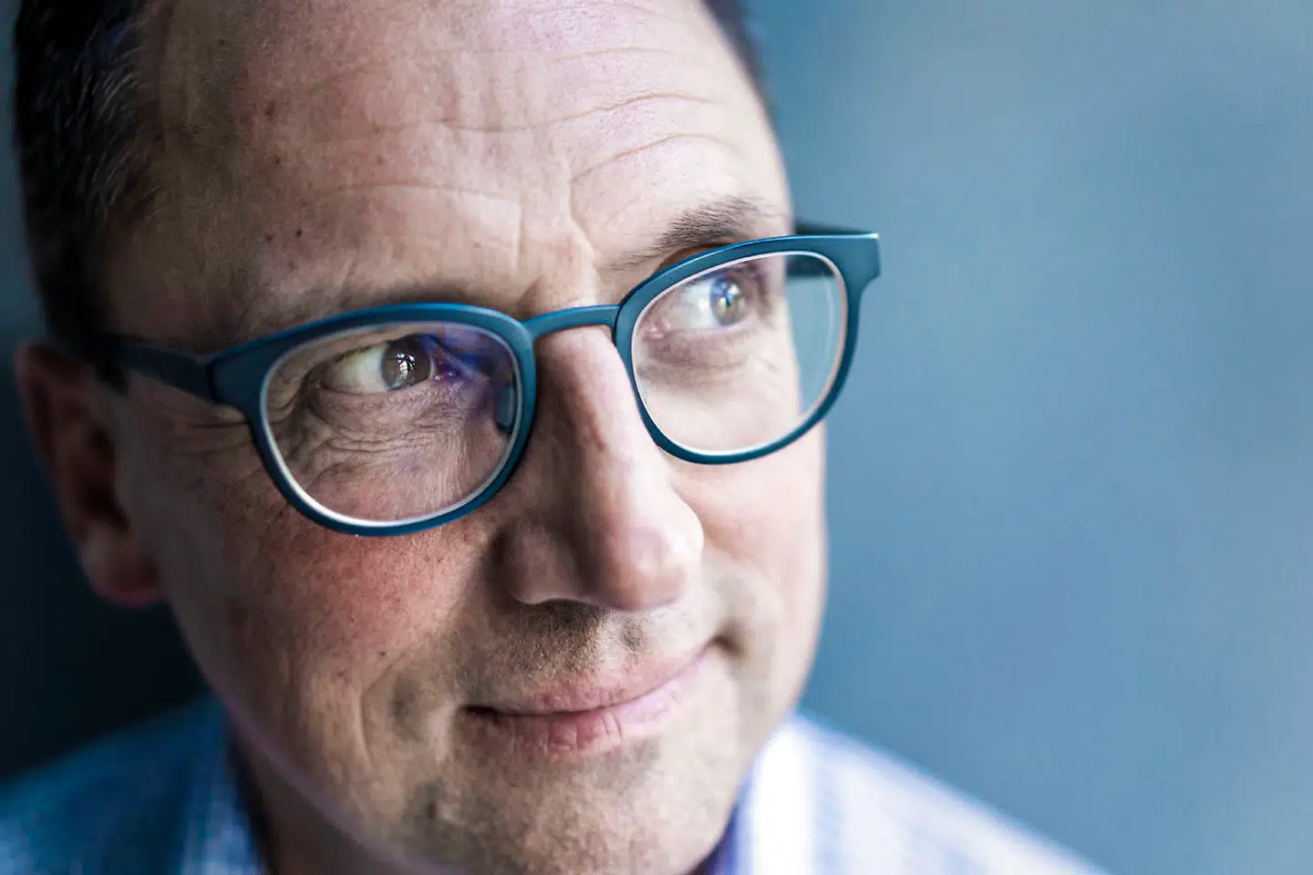 »Det er tydeligt, at Hesseldahl interesserer sig mere for de store internationale, politiske dramaer end psykologiske forviklinger og medmenneskelige kontroverser,« skriver Merete Reinholdt i sin anmeldelse af Morten Hesseldahls nye, internationale spændingsroman, »Malins efterår«.