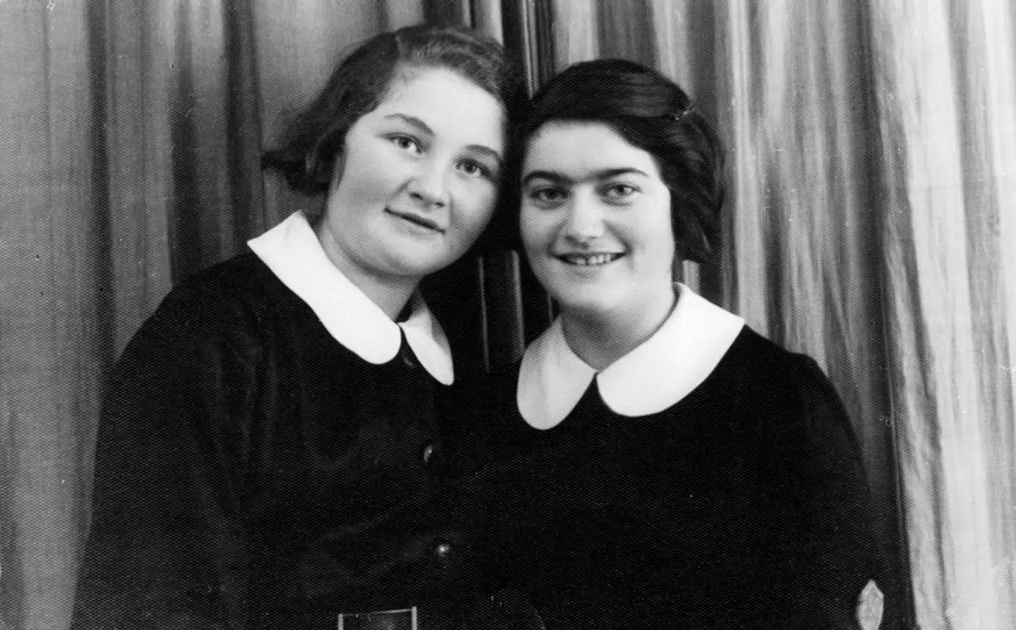 Renia (th) med sin kusine Lila, 1933.