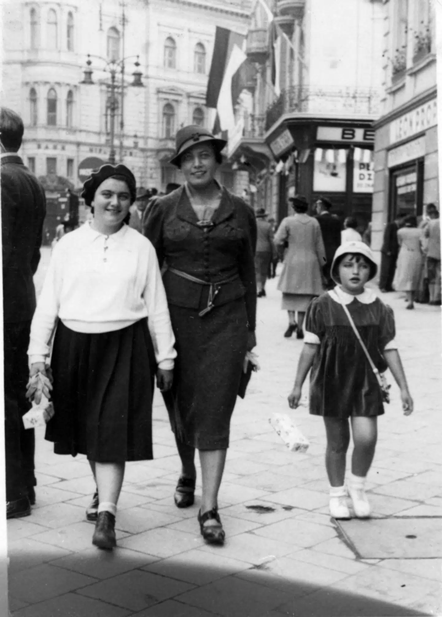 Renia med sin mor, Roza, og sin lillesøster, Elizabeth, i Przemysl, 1937.