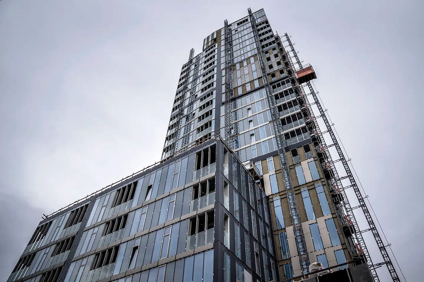 Faste Batteri Vej 78, 2300 København S. En anonym henvendelse til Københavns Kommune om grov byggesjusk i fundamentet under et 23-etagers højhus på Amager for et halvt år siden har i dag ført til politiefterforskning og beskyldninger om afpresning og forfalskede fakturaer.