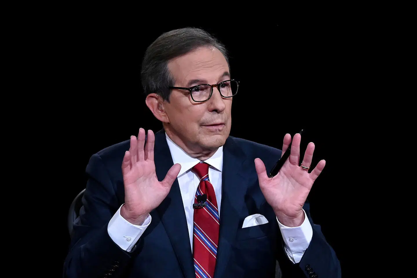 På et tidspunkt virkede Chris Wallace klar til at give op under nattens debat, da han stillede præsidenten et spørgsmål efterfulgt af en kommentar om, at Donald Trump kunne svare som han havde lyst, men at han »håbede«, at han rent faktisk ville svare på spørgsmålet.