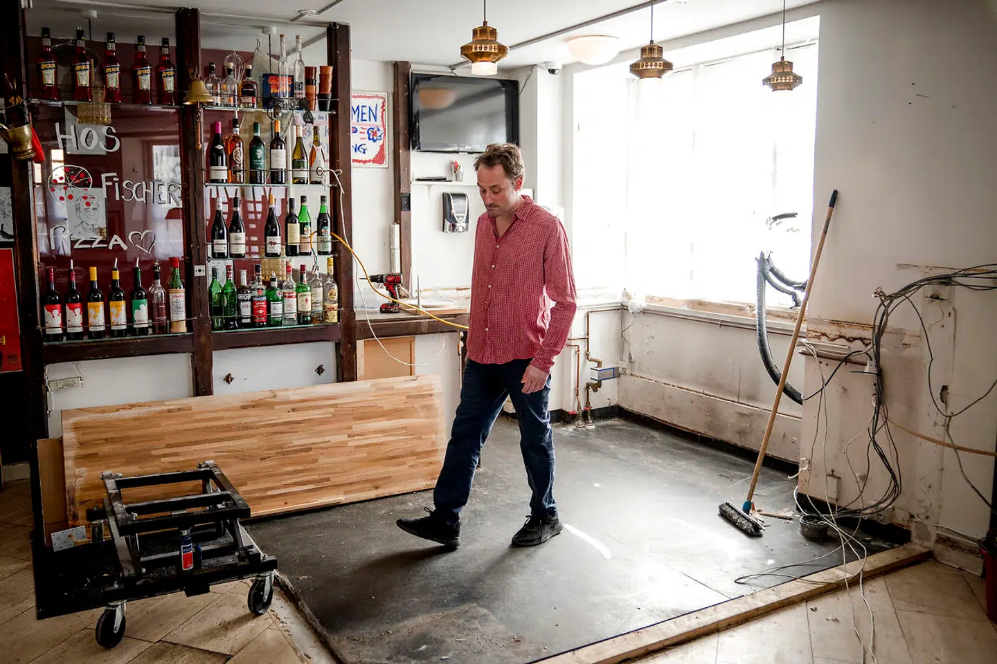 David Fischer ejer den populære Østerbro-restaurant Hos Fischer. Han er frustreret over de nye retningslinjer og bakkes op af restaurantindehaver Merete Holst i kølvandet på, at en ekspert vurderer, at en times længere åbningstid ikke ville udgøre en større smittefare.