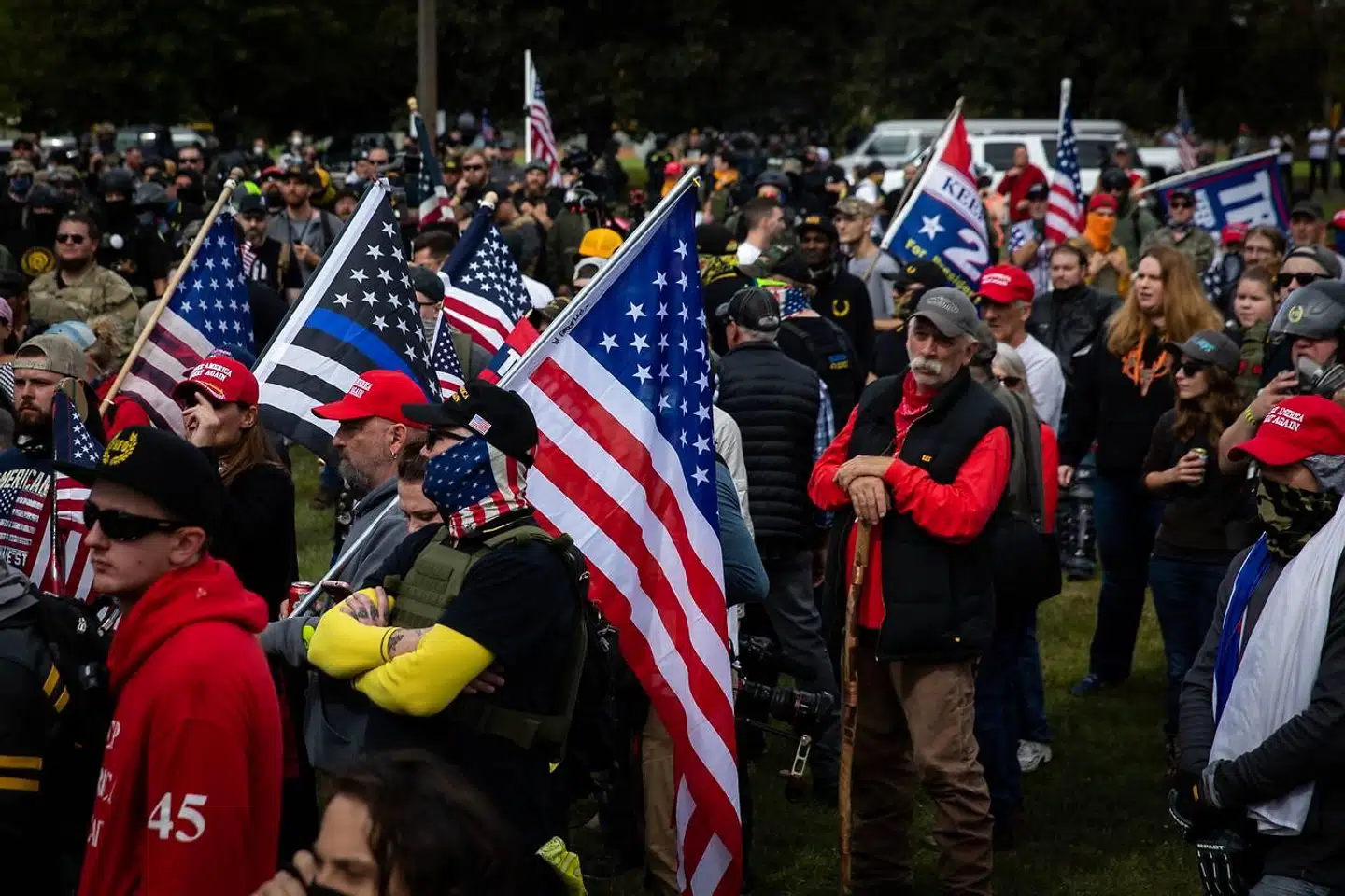 Flere hundrede medlemmer af Proud Boys og lignende højrefløjsgrupper mødte lørdag op i Portland, Oregon, for at demonstrere mod Black Lives Matter-protesterne og støtte op om præsident Donald Trump.