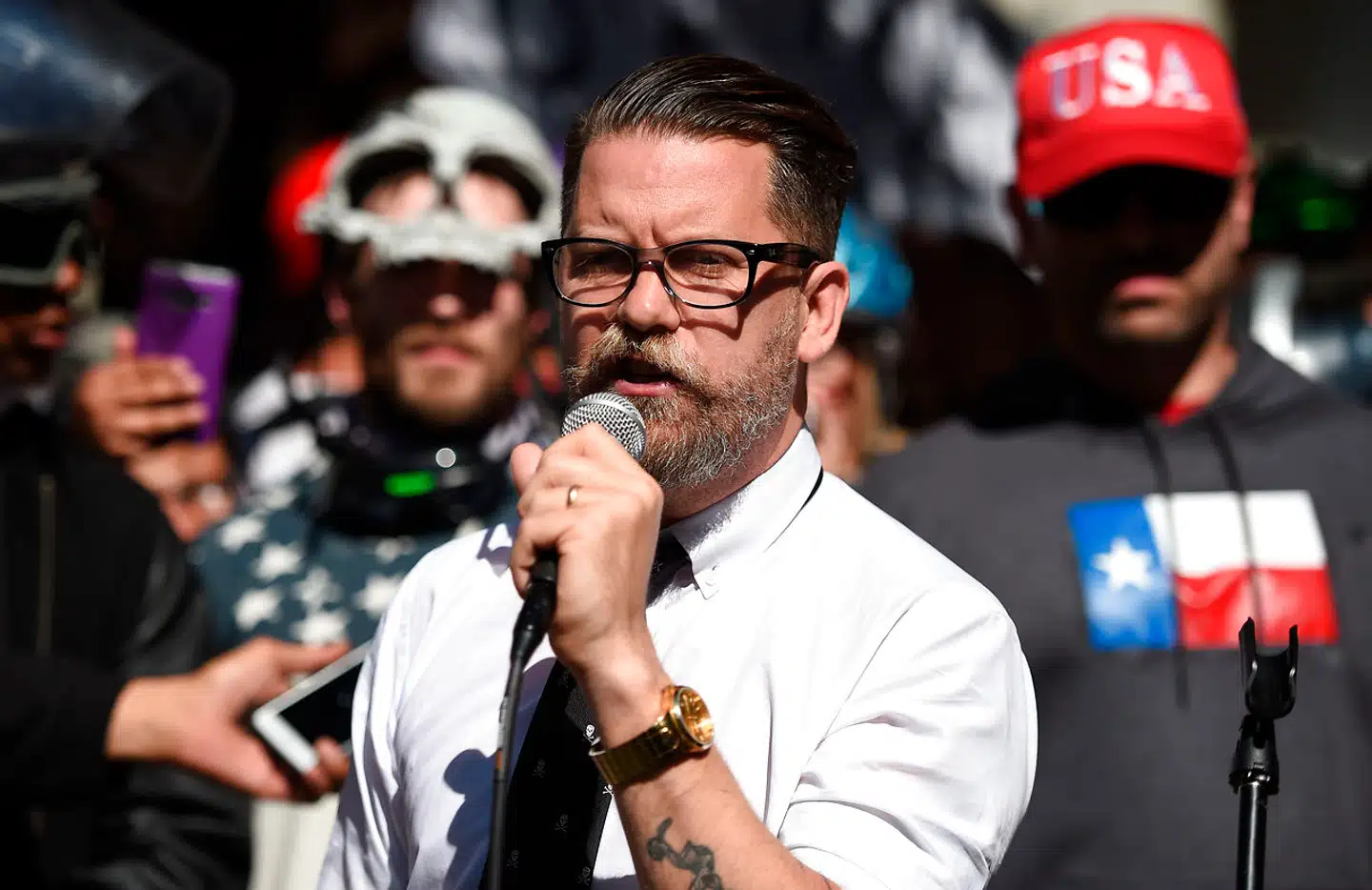 Gavin McInnes stiftede Proud Boys i 2016 som et broderskab for mænd, der elsker Amerika, men hader politisk korrekthed. Siden har gruppen fået et noget mindre uskyldigt omdømme.