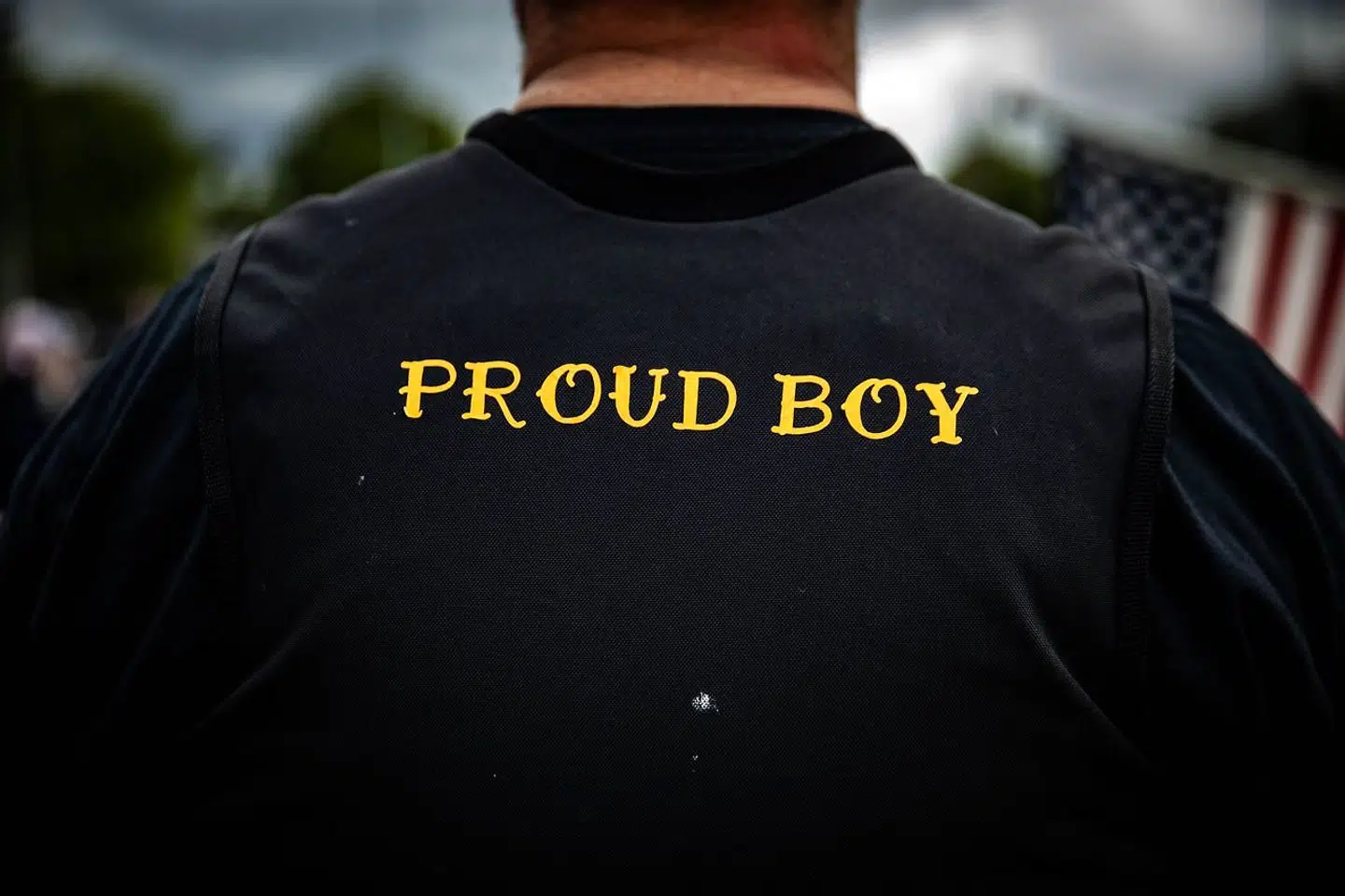 Når Proud Boys dukker op til demonstrationer, kommer de i ofte i tøj, der minder om uniformer, som for eksempel denne sorte T-shirt dekoreret med guldbogstaver.