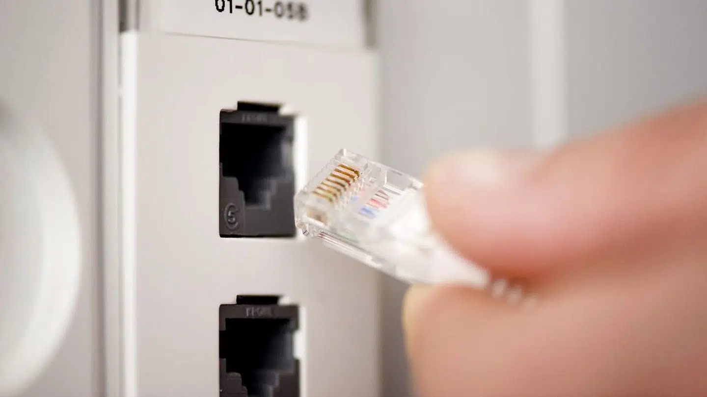 31. januar 2021 bliver stikket bogstaveligt trukket til både TV- og internetforbindelsen i over 100.000 husstande i Midt- og Nordjylland. Det har udløst en skarp krig om at kapre dem som kunder hos konkurrenterne.