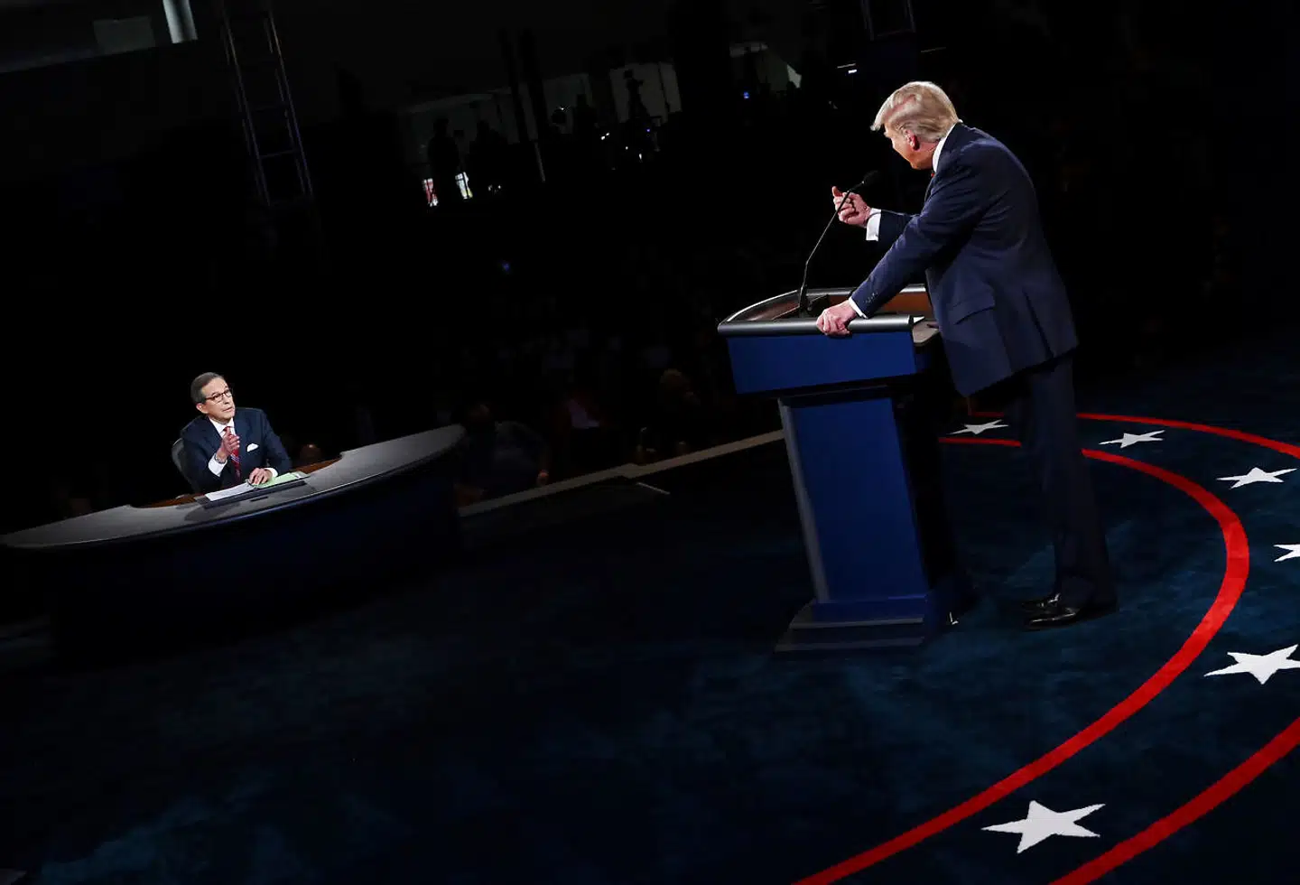 Fox News-værten Chris Wallace prøver at holde styr på nattens debatører.