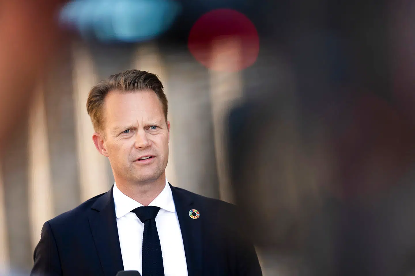 (ARKIV) Udenrigsminister Jeppe Kofod foran Udenrigsministeriet i København, torsdag den 25. juni 2020. Russisk ambassadør afviser udenrigsminister Jeppe Kofods udlægning af, hvorfor vi bidrog til en vestlig flådeøvelse i Arktis. Dansk ekspert giver russerne ret. Det skriver Ritzau, lørdag den 19. september 2020.. (Foto: Martin Sylvest/Ritzau Scanpix)