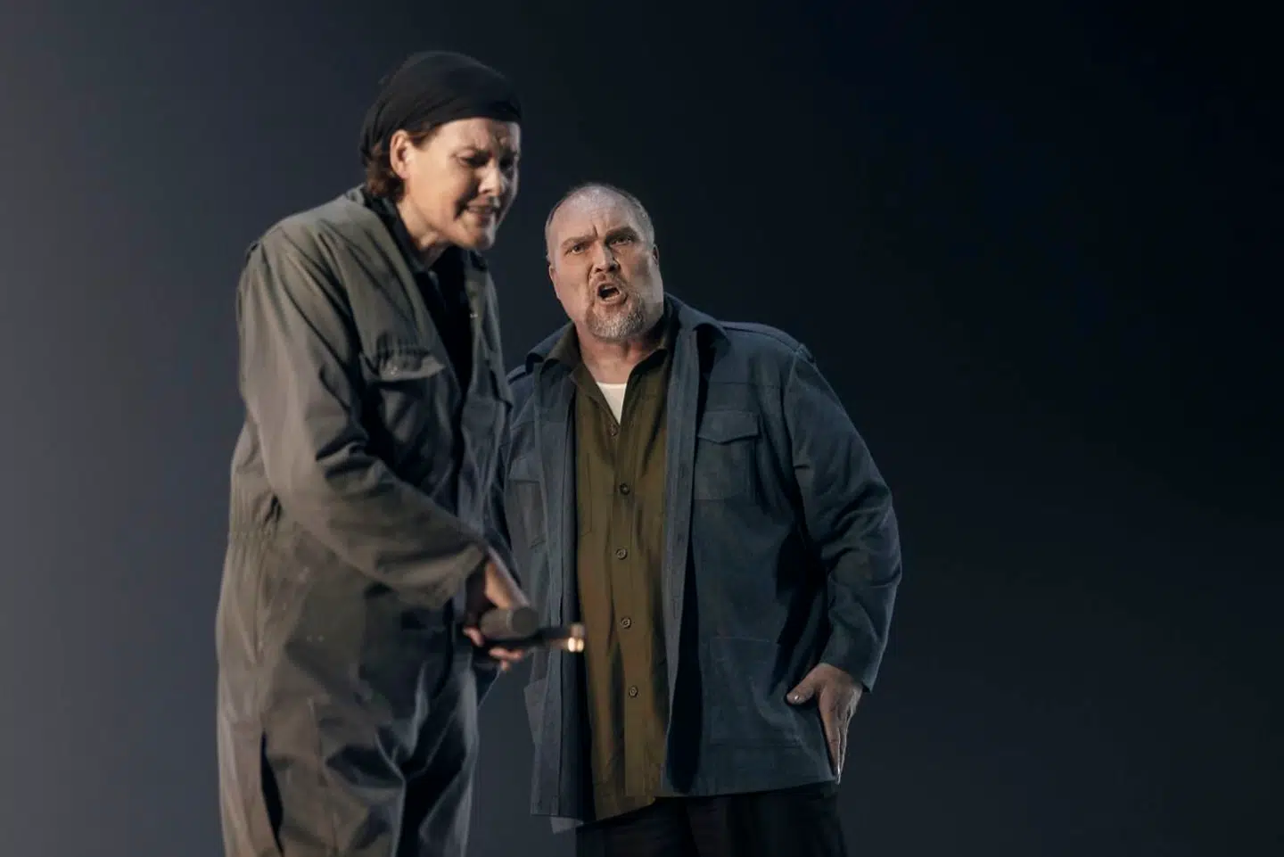 Leonore/Fidelio (Ann Petersen) og hendes/hans nærmeste boss, fængselsinspektøren Rocco (Stephen Milling)