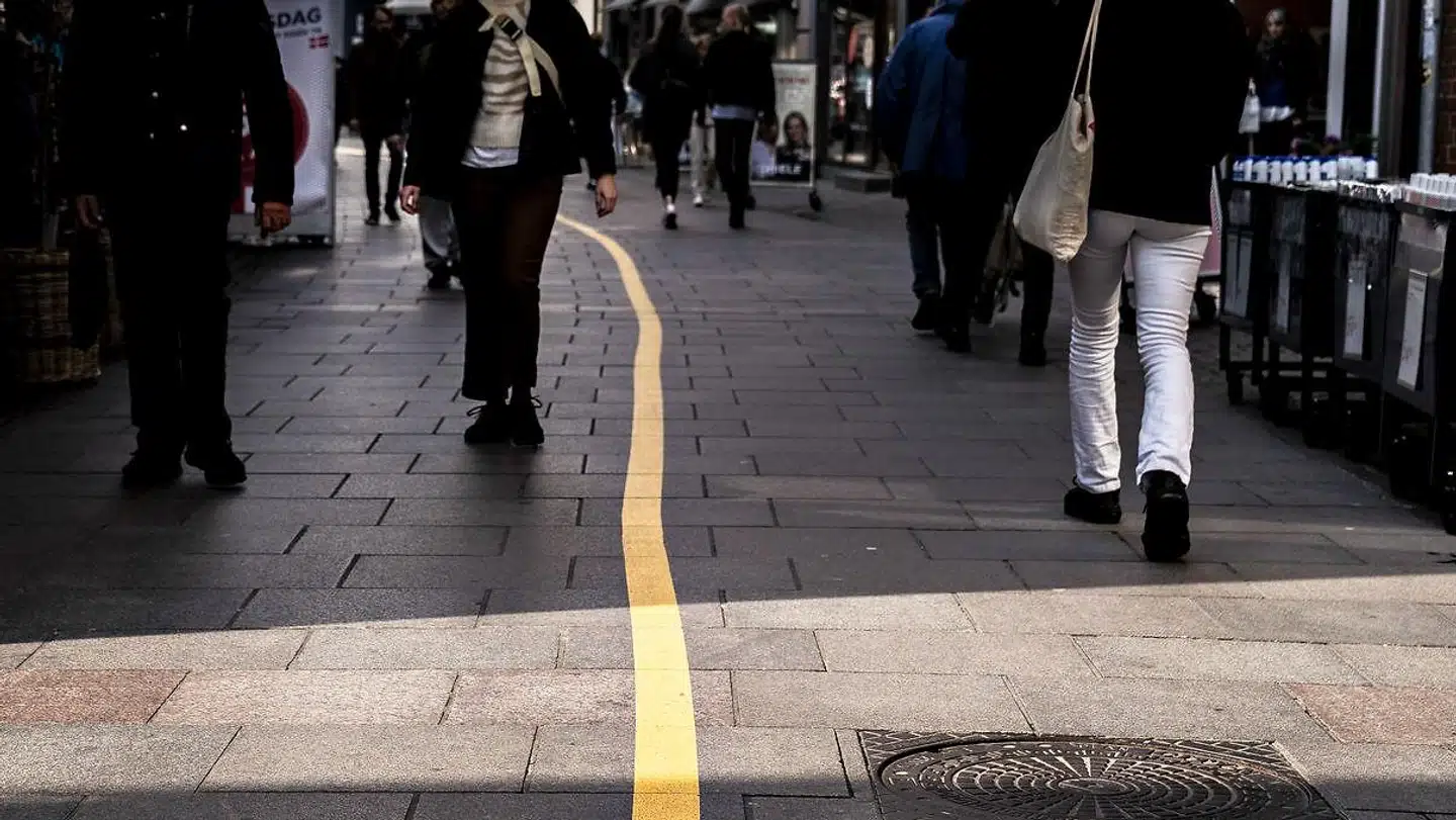 Der er nu 27.464 bekræftede tilfælde af coronasmitte herhjemme. Billedet er fra en gågade i Aalborg. Den gule stribe skal hjælpe folk med at holde afstand.