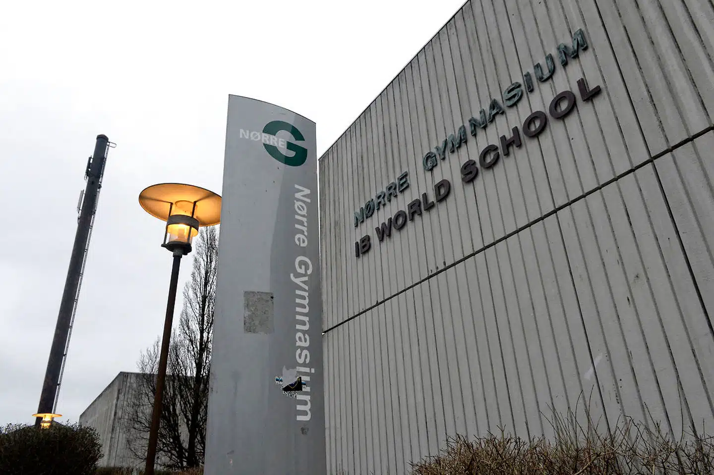 Politiet er massivt til stede ved Nørre Gymnasium i Brønshøj.