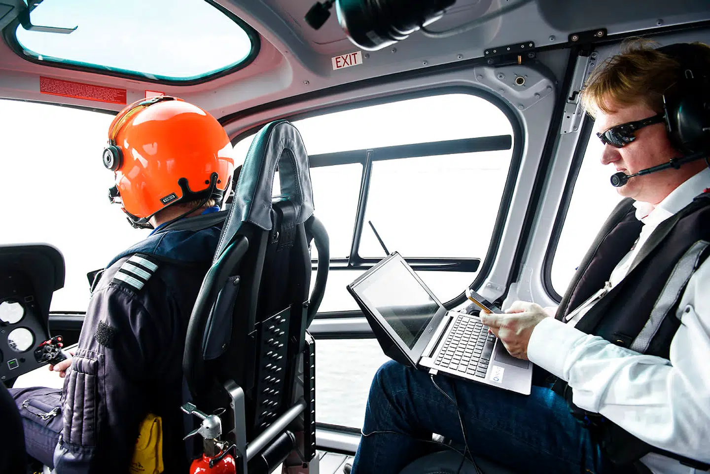 Pilot Thorbjørn Jans (t.v.) og Jon Knudsen (t.h.), som er medejer af Explicit ApS, er ude for at måle udstødning fra skibes skorstene.