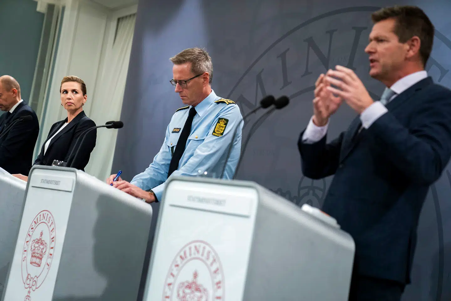 En række politikere fra blå blok ønsker grundlaget for beslutningen om at lukke barerne kl. 22 fremlagt.