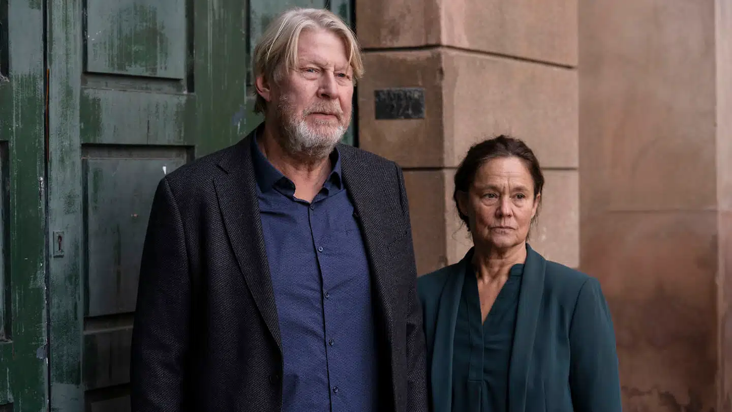 Det tunge skyts er hentet ind fra Sverige i form af Pernilla August og Rolf Lassgård, der er fine og vedmodige som Kim Walls sørgende forældre.