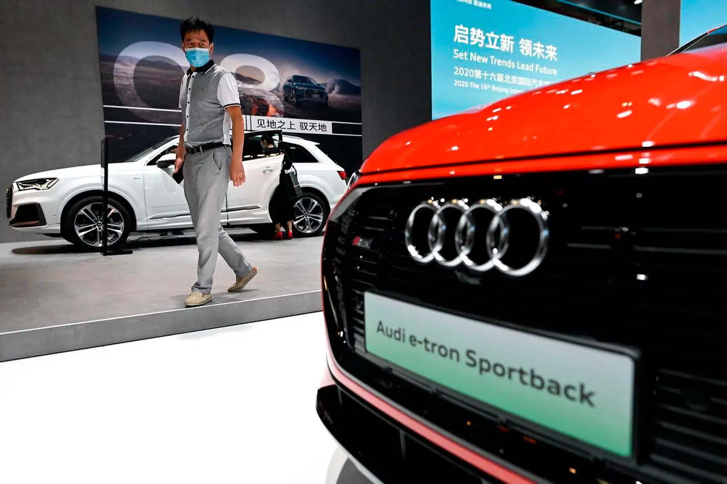 En besøgende på Beijing International Automotive Exhibition, der finder sted fra 26. september til 5. oktober, kigger på luksusmodellen af Audis første elbil, Audi e-tron, der bygges i Kina.
