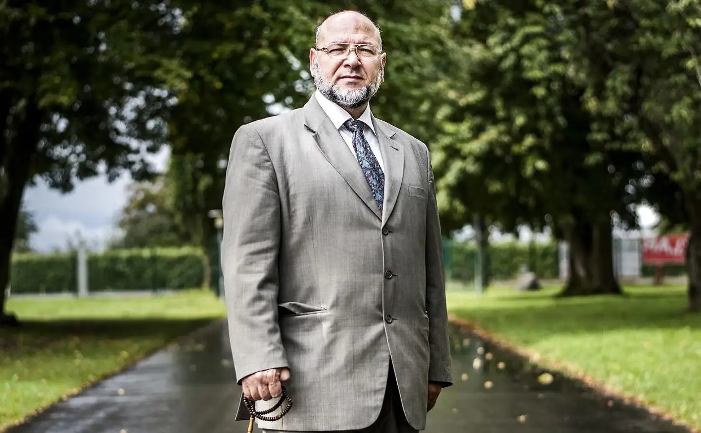 Mohammed Al Khaled Samha, der også er kendt som Abu Bashar, er blevet kritiseret for at have udfærdiget en skilsmissekontrakt, hvor en kvinde får frataget en række basale rettigheder.