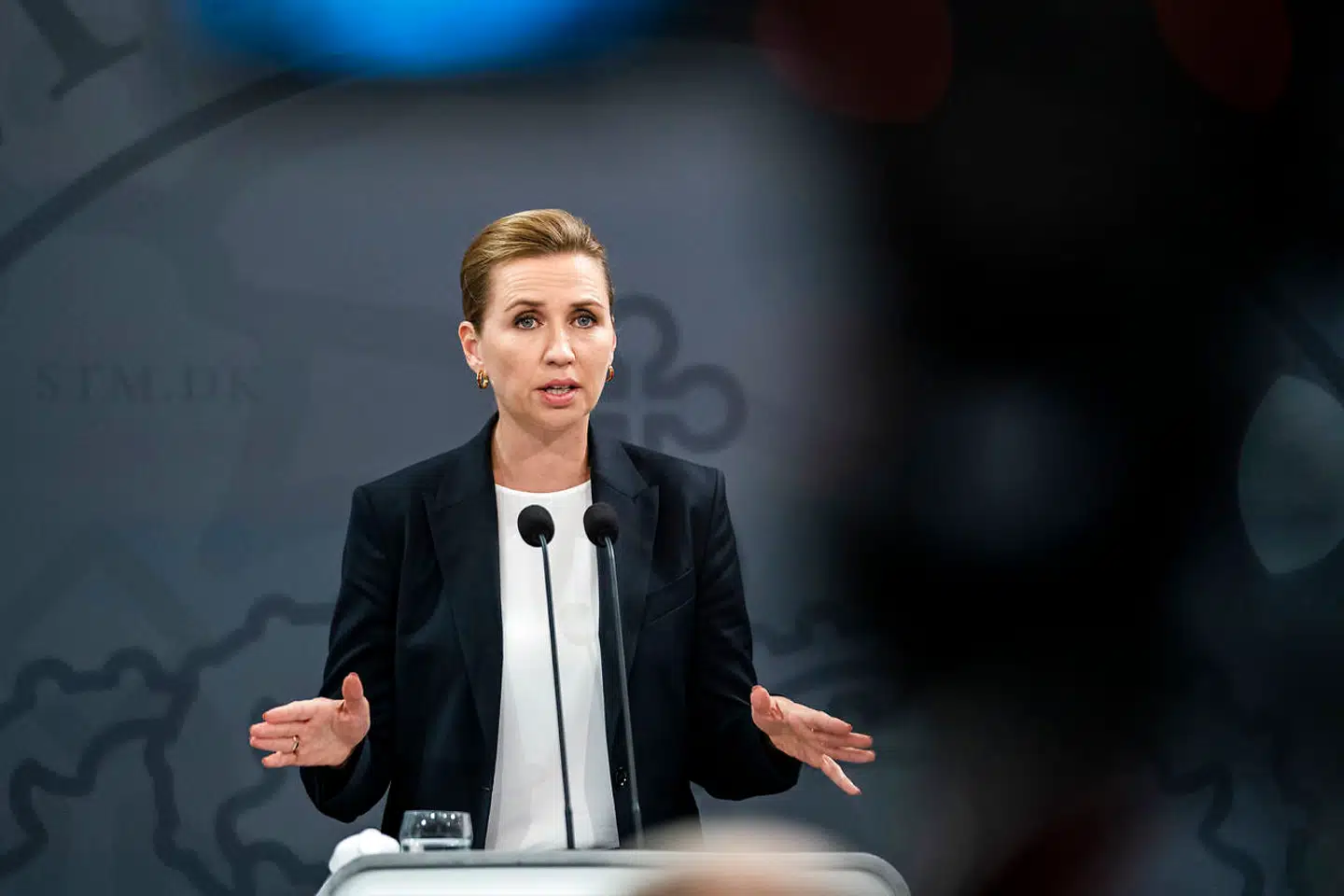 De faldende smittetal de seneste to dage tyder på, at regeringens seneste restriktioner er slået igennem, vurderer professor.