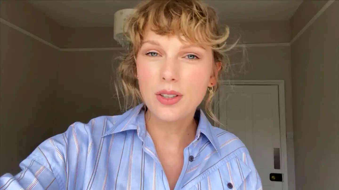 Taylor Swift har indspillet sit seneste album derhjemme. Billedet er fra, da hun modtog en pris fra MTV i sit eget hjem under nedlukningen.