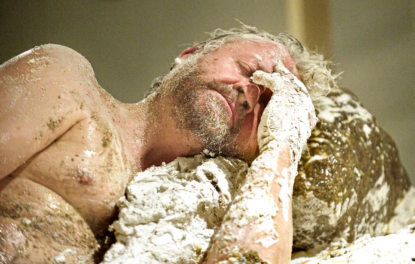 Kunstneren Bjørn Nørgaard har, ifølge Jens Chr. Grøndahl, begået sig i autodidakt makværk gennem 60 år. Her ses Nørgaard i aktion på Statens Museum for Kunst i oktober 2010.