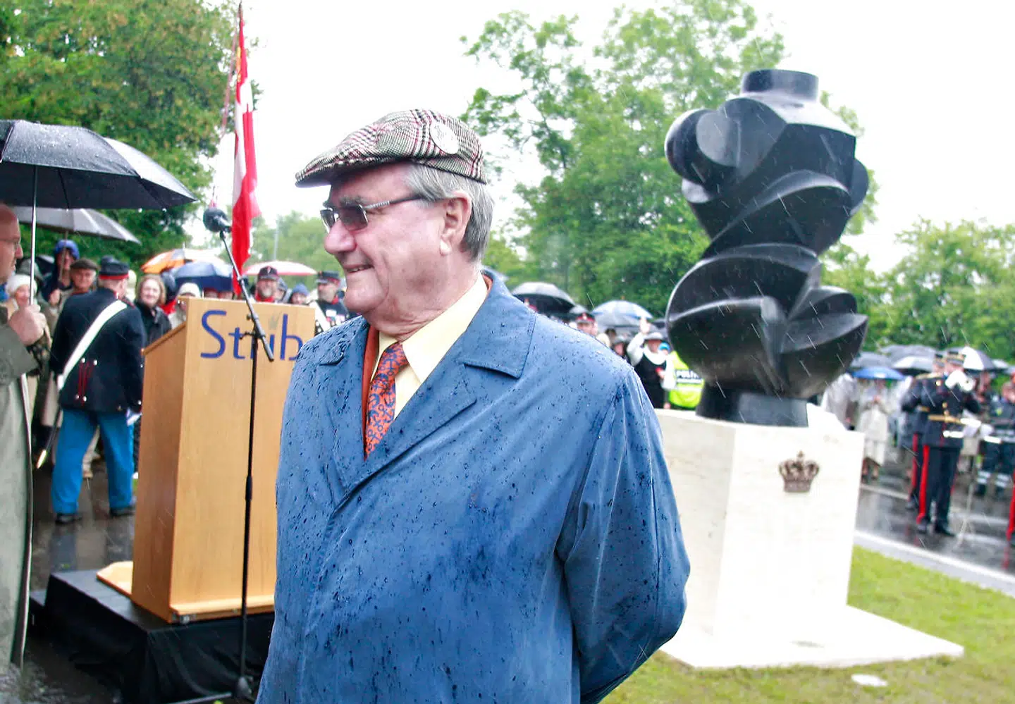 Prins Henrik var en fremragende skulptør, mener Jens Chr. Grøndahl. Her afsløres prinsens skulptur ved Strib, Middelfart.