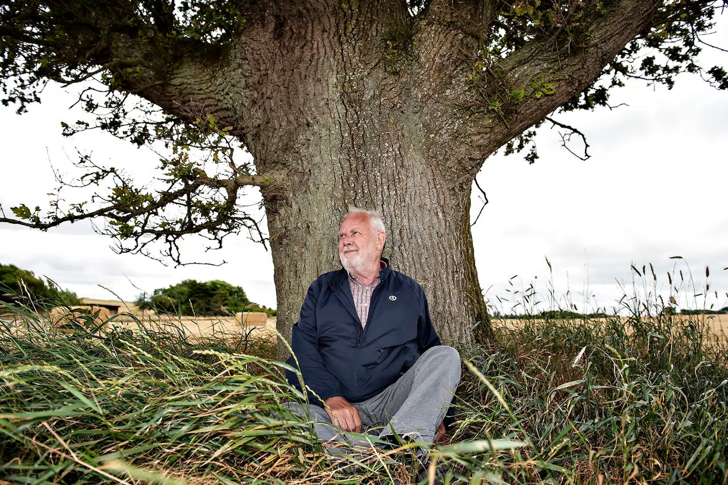 »Alle 14 dyder og dødssynder er på spil spredt ud over det samme antal husstande, vi møder på vejen Klinten, der både ligger på en klint og har lagt navn til Jens Smærup Sørensens (f. 1946) smukt skrevne nye bog. Med andre ord: Som et andet mikrokosmos begynder og ender alt med Klinten,« skriver Marie Louise Wedel Bruun.