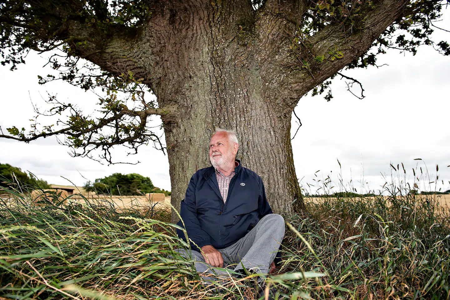 »Alle 14 dyder og dødssynder er på spil spredt ud over det samme antal husstande, vi møder på vejen Klinten, der både ligger på en klint og har lagt navn til Jens Smærup Sørensens (f. 1946) smukt skrevne nye bog. Med andre ord: Som et andet mikrokosmos begynder og ender alt med Klinten,« skriver Marie Louise Wedel Bruun.