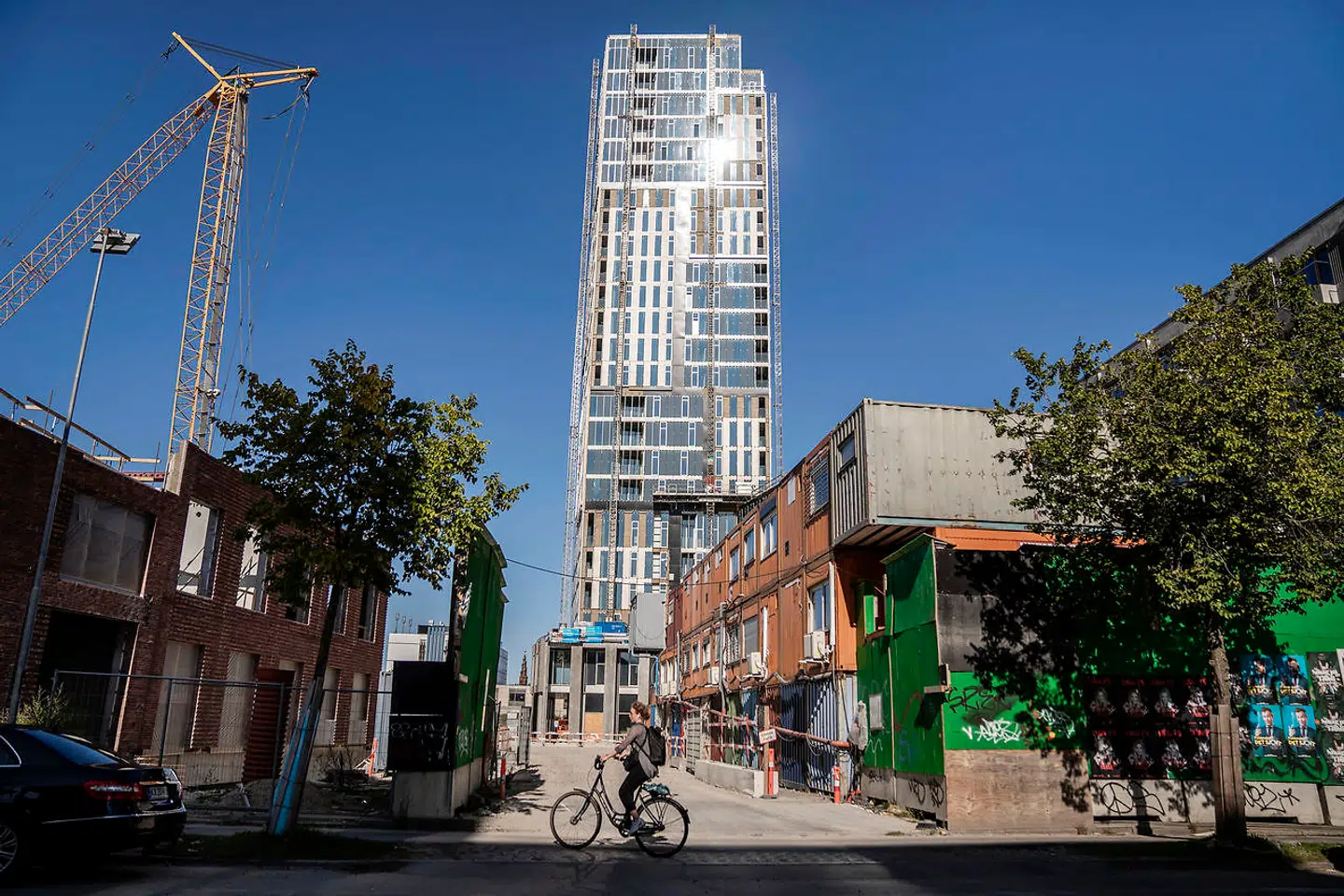 Det er over et halvt år siden, at en whistleblower advarede Københavns Kommune om groft byggesjusk i et højhusbyggeri på Amager. Siden har prøver af fundamentet påvist, at der er brugt en langt svagere og mindre holdbar beton i fundamentet, end der er foreskrevet, og fredag den 18. september valgte kommunen at standse byggeriet.