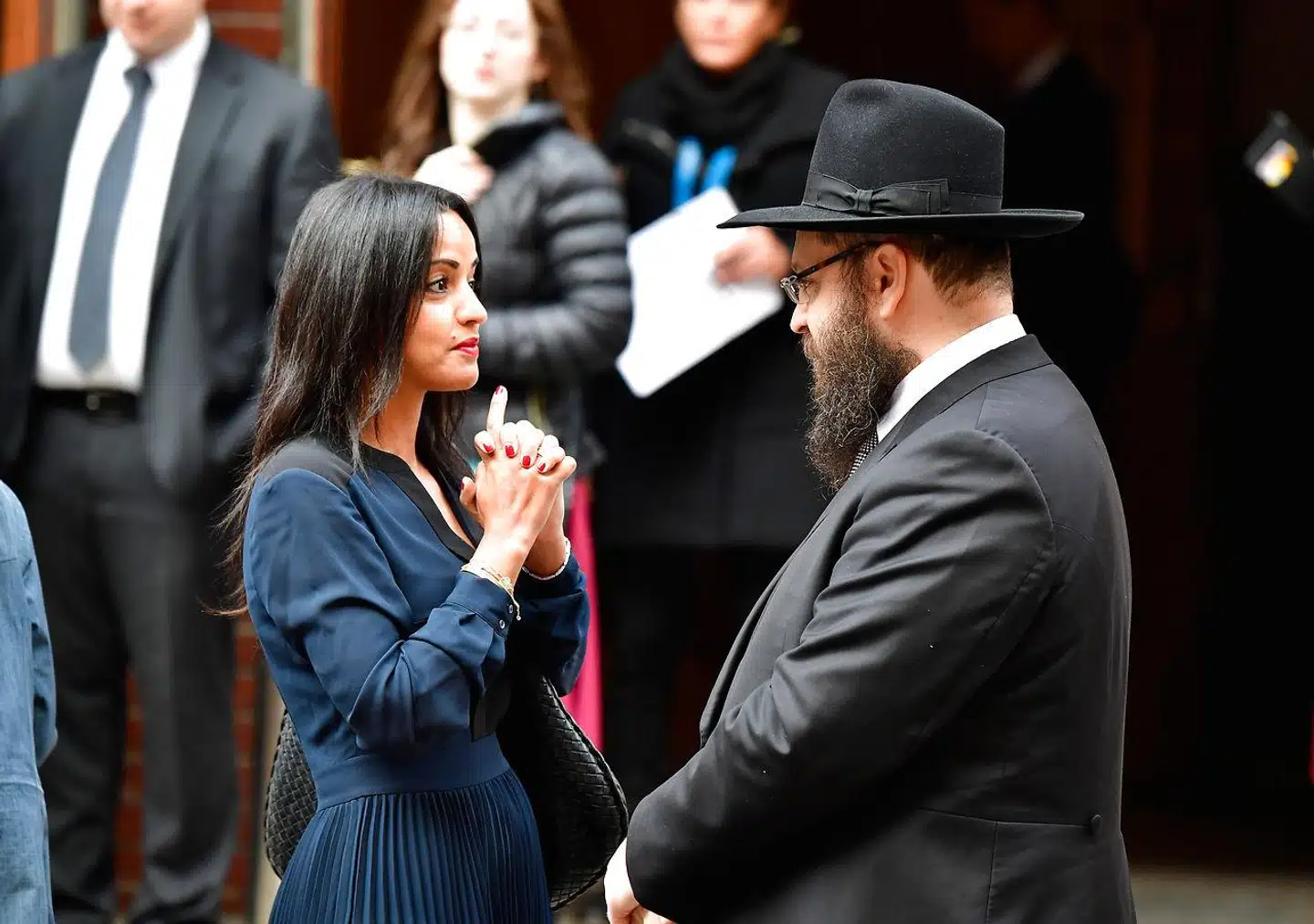 SPD-politikeren Sawsan Chebli, der har palæstinensiske rødder, i en samtale med den ledende rabbiner for det jødiske samfund i Berlin i 2018 forud for en mindehøjtidelighed for ofrene for Krystalnatten. Chebli er nu blevet centrum i en diskussion om kvindenedgørende sexisme i Tysklands politiske debatklima.