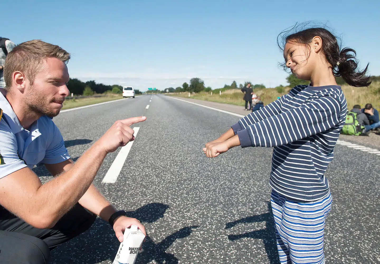 »Ikoniske billeder klistrer sig stadig på nethinden fra de dage og uger. Politibetjenten der sidder på motorvejen og leger med en pige. Spyttemanden. Men også selve sindbilledet på systemsammenbruddet: Hundreder af mennesker med kufferter, gående på en dansk motorvej,« skriver Tom Jensen. Arkivfoto fra 2015: Claus Fisker