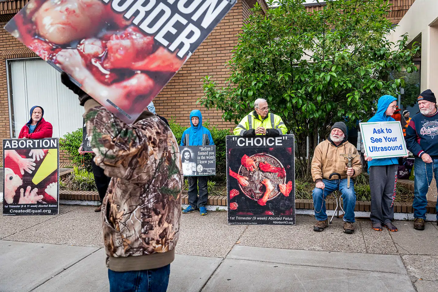Abortmodstandere demonstrerer foran den sidste abortklinik i Kentucky. Foran klinikken, der ligger i Louisville, beder de og står med plakater, der viser aborterede fostre.