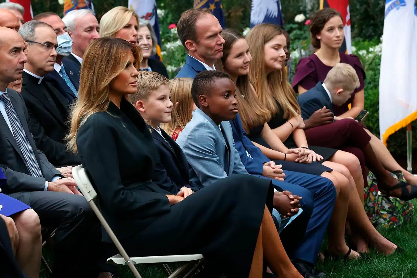 Dommer Amy Coney Barretts mand, Jesse Barrett, og deres syv børn ved annonceringen af hende som ny højesteretsdommer. I forgrunden Melania Trump.
