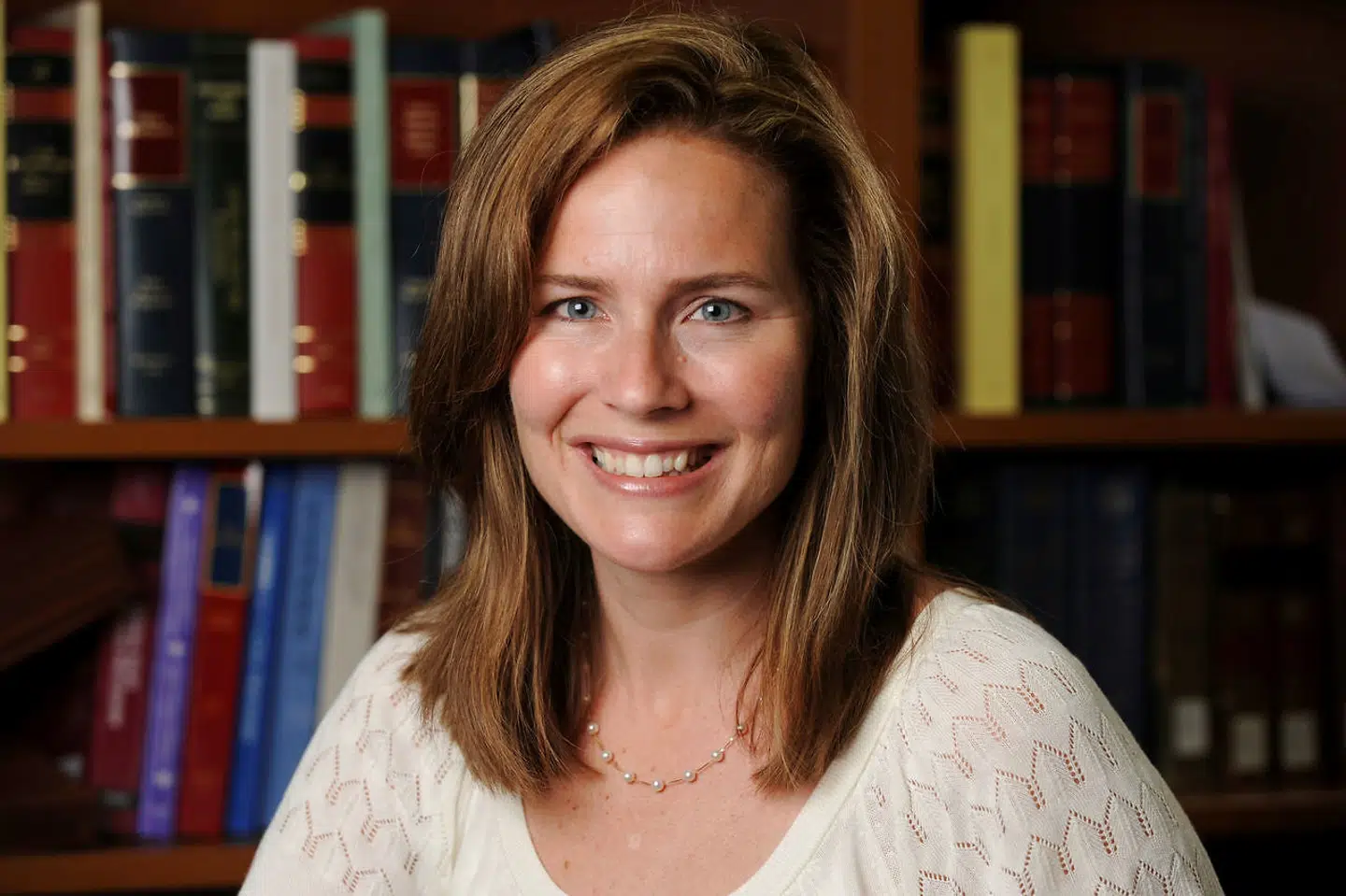 48-årige Amy Coney Barrett bor i Indiana med sin mand Jesse Barrett. Sammen har de syv børn, hvoraf to af dem er adopteret fra Haiti.