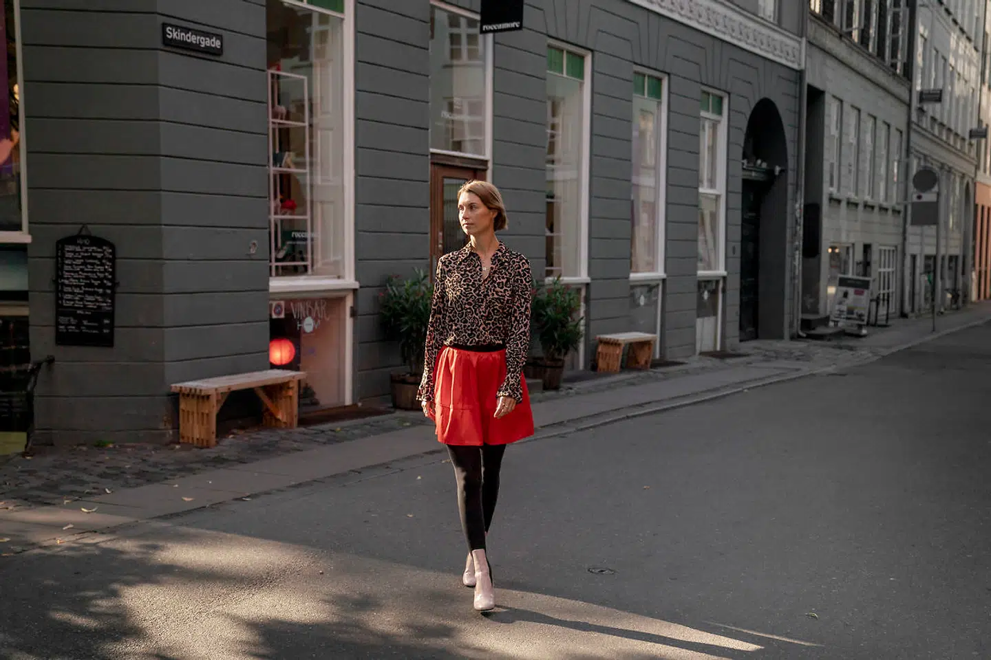 »Det, der gjorde rigtig meget for vores salg under coronakrisen, var, at jeg hver uge i fem måneder lavede en launch af en ny sko i stedet for at lave en månedlig launch, som vi plejede. På fem måneder fyrede jeg alle de launches af, som jeg havde planlagt til hele 2020 og 2021,« fortæller Frederikke Schmidt.