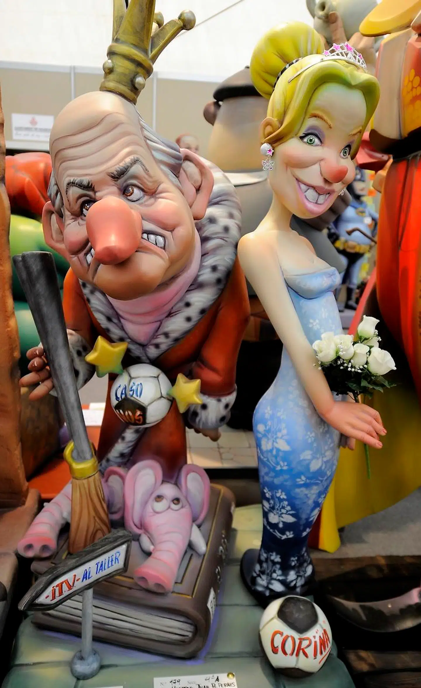 Til Valencias berømte ildfest, »Las Fallas«, opføres enorme figurer med satiriske referencer til aktuelle begivenheder. I 2014 var kong Juan Carlos og Corinna zu Sayn-Wittgenstein blandt de mest populære såkaldte »ninots«.