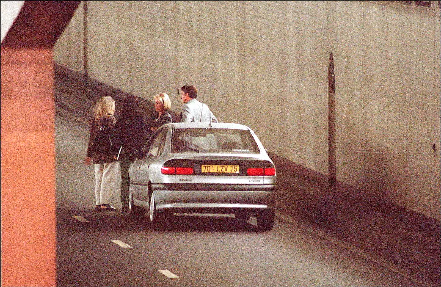 Corinna Larsen sparer ikke på referencerne til berømte og dramatiske kvindeskæbner i sine interview, heriblandt Lady Diana. Her ses franske undersøgere under en rekontruktion af bilulykken i en tunnel under Seinen, der kostede den britiske prinsesse livet. En episode, som er genstand for sejlivede konspirationsteorier.