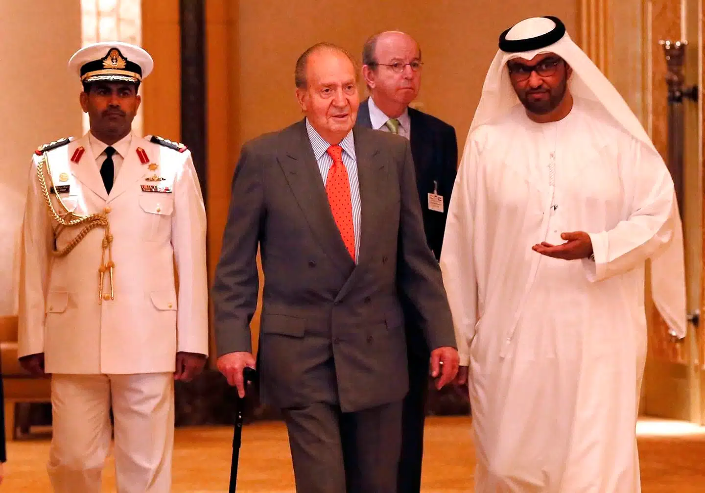 Juan Carlos under et besøg i De Forenede Arabiske Emirater i 2014. Ekskongen, der forlod Spanien i august for at rejse i landflygtighed, har indtil videre etableret sin eksilresidens i det lille, men stenrige Golf-monarki.
