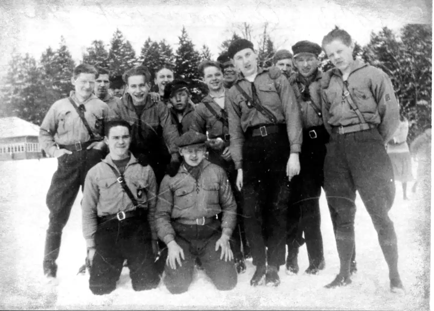 Ordensværnet var en DSU-organisation. Her ses gruppens medlemmer med uniform og skrårem. Efter 1935 fik Socialdemokratiet styr på ungdomsafdelingen, der fjernede sig fra de voldelige kampmidler.