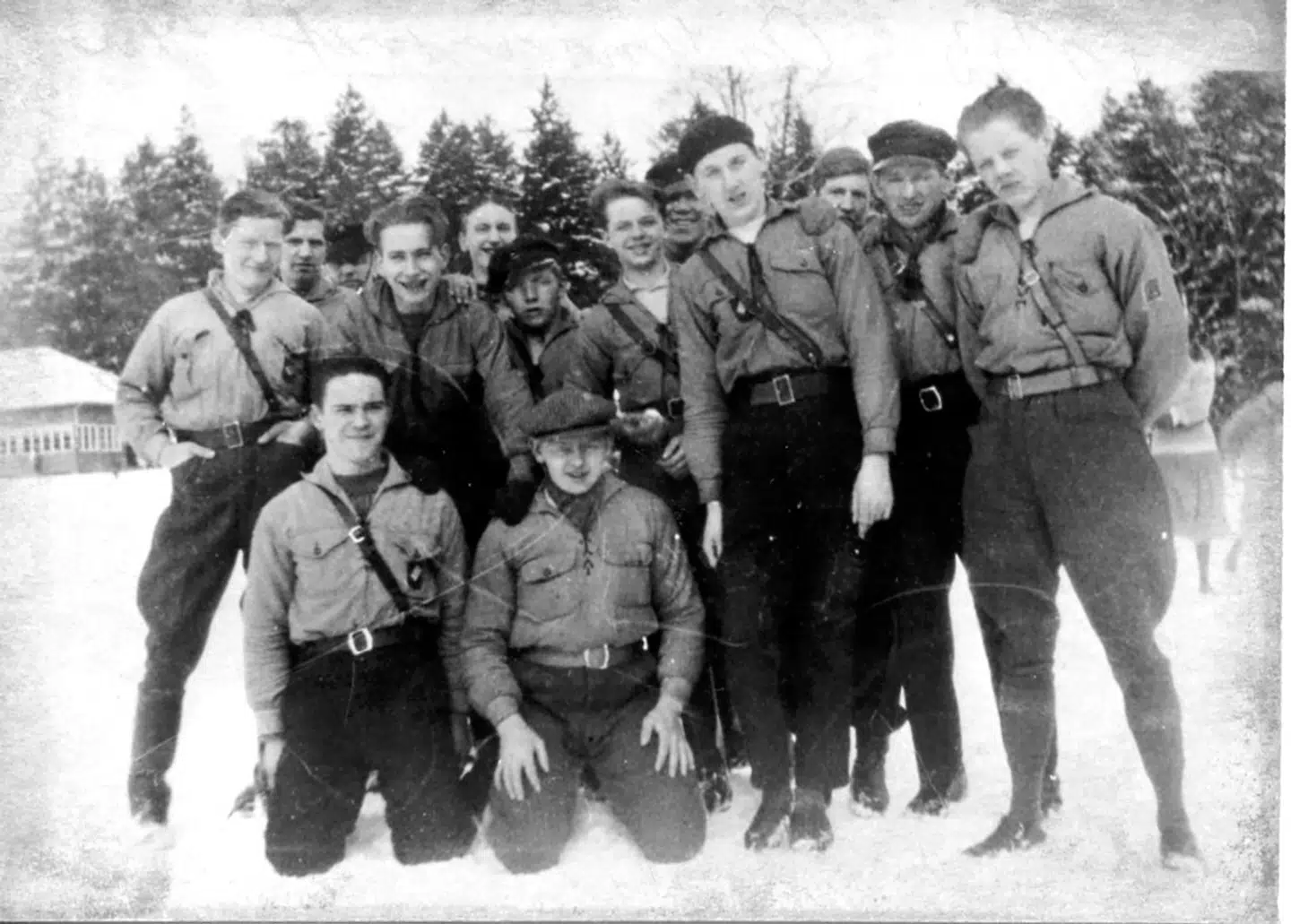 Ordensværnet var en DSU-organisation. Her ses gruppens medlemmer med uniform og skrårem. Efter 1935 fik Socialdemokratiet styr på ungdomsafdelingen, der fjernede sig fra de voldelige kampmidler.