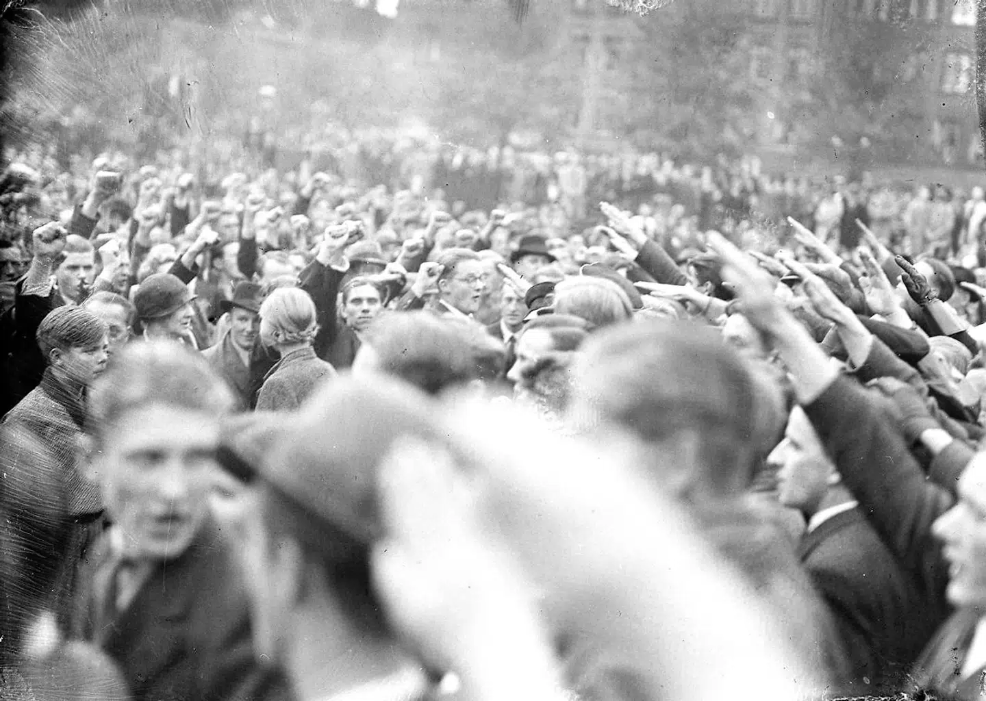 Den 29. september 1935 kom det til massekonfrontation mellem Konservativ Ungdoms medlemmer og antifascister. Her ses et foto fra sammenstødet, hvor der både heiles og knyttes næver,