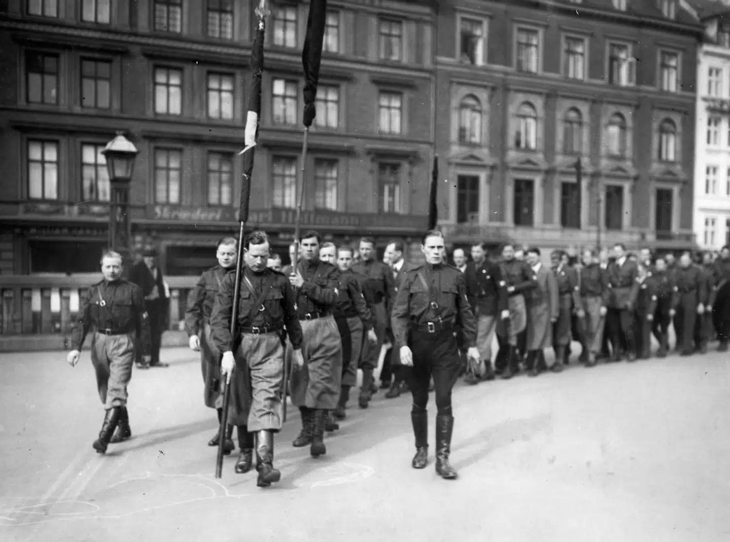Konservativ Ungdom flirtede stærkt med facismen og bar uniformer og skrårem. Her ses KUs såkaldte Stormtropper marchere i Hillerød i 1933. Det er disse KUer, der er blevet en del af vor kollektive hukommelse, mens den radikale venstrefløj er gledet i baggrunden, selvom de også var uniformerede og gerne søgte volden mod politiske modstandere.