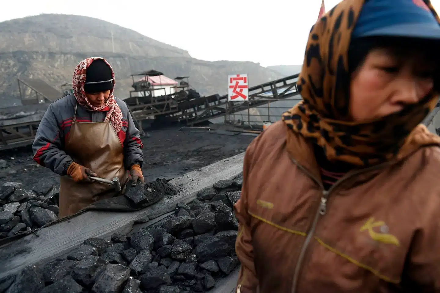 Kinesiske arbejdere sorterer kul tæt ved en kulmine i byen Datong i den nordlige Shanxi-provins. Arkivfoto: Greg Baker/AFP/Ritzau Scanpix